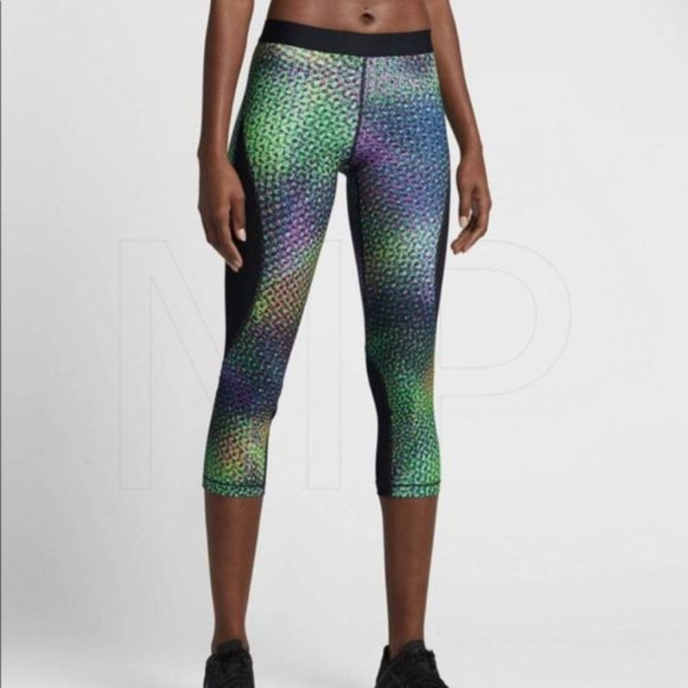 Nike Pro Hypercool Kaleidoscope‎ Capri Leggings
